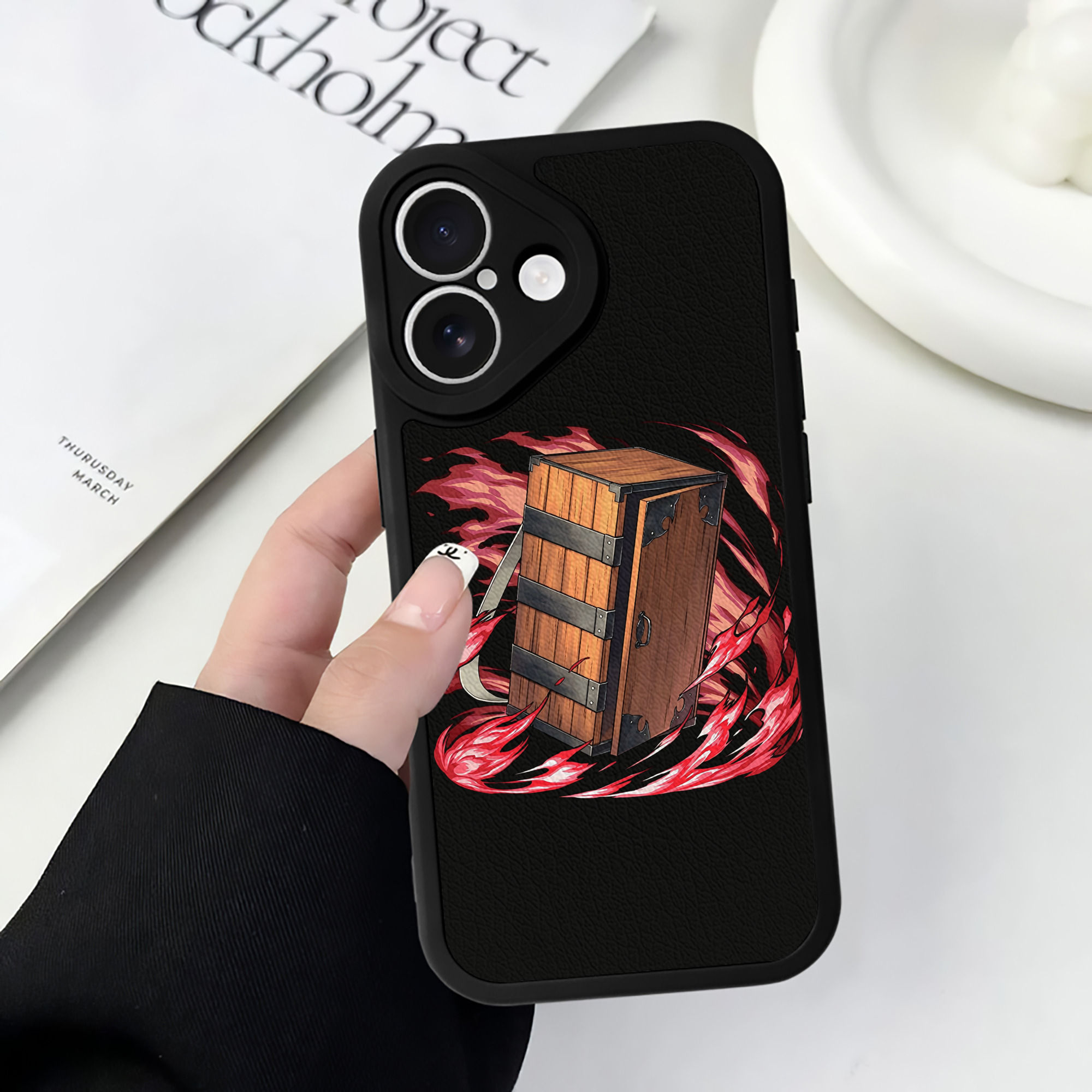 （画像用） 鬼滅の刃（きめつのやいば）竈門 禰󠄀豆子／かまど ねずこ Kamado Nezuko 【iPhone 16シリーズ対応】シリコンスマホケース（レザー調） 材質：シリコン